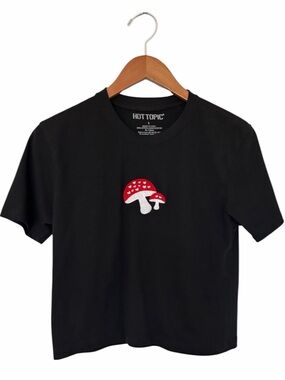 Hot Topic NWOT Embroidered Red Heart Mushroom Black Cropped Tee Small
